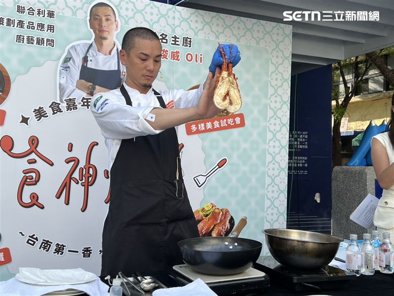 型男主廚LIVE秀10分鐘上菜　台南藍曬圖飄龍蝦香。（圖／記者林昱孜攝影）
