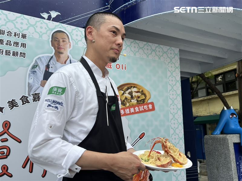 型男主廚LIVE秀10分鐘上菜　台南藍曬圖飄龍蝦香。（圖／記者林昱孜攝影）