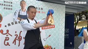 型男主廚LIVE秀10分鐘上菜　台南藍曬圖飄龍蝦香。（圖／記者林昱孜攝影） 