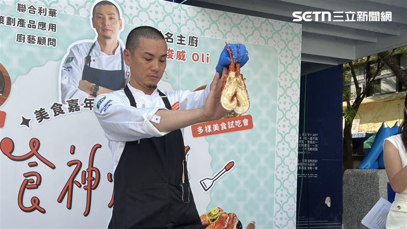 型男主廚LIVE秀10分鐘上菜　台南藍曬圖飄龍蝦香。（圖／記者林昱孜攝影）
