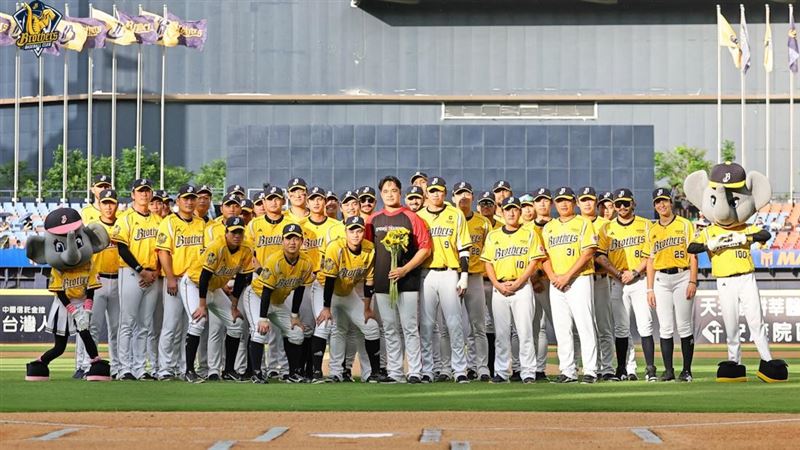 林智勝回到洲際球場，與中信兄弟大合照。（圖／中信兄弟提供）