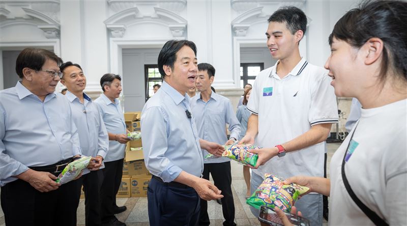 總統賴清德出席總統府假日大開放活動，發送特製版乖乖給前來參觀的民眾。（圖／總統府提供）