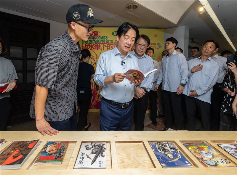總統賴清德出席總統府假日大開放暨參觀文化部「Vol. 1 武俠篇：沾水筆下的武林」特展開展。（圖／總統府提供）