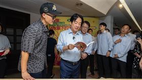 總統賴清德出席總統府假日大開放暨參觀文化部「Vol. 1 武俠篇：沾水筆下的武林」特展開展。（圖／總統府提供） 