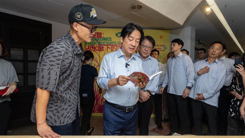 逛武俠漫畫展　賴清德看入迷被虧一句