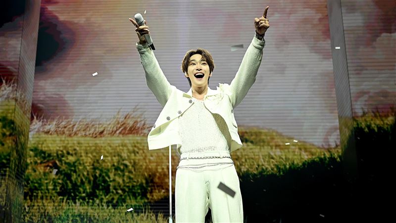 直擊／大咖男星唱一半大嗑香蕉　直喊笑死