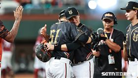 胡金龍引退賽，統一獅2：1擊敗樂天桃猿，胡金龍賽後和陳鏞基擁抱。（圖／記者劉彥池攝影）