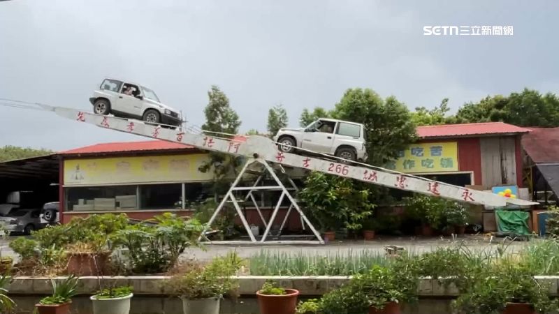 吉普車「蹺蹺板」