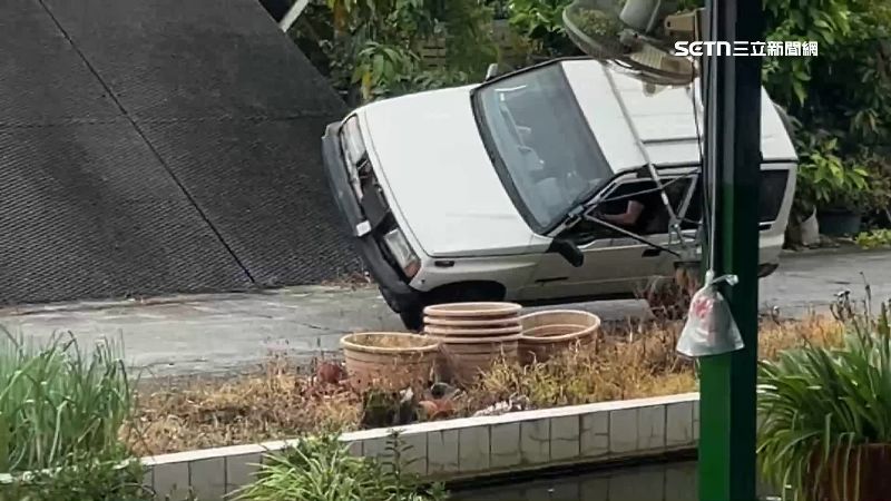 吉普車斜45度角特技開車