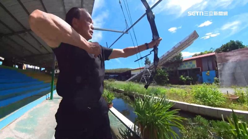 特技車手阿諾挑戰站立騎車射箭