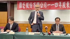 國巨：芝浦邀約會面 雙方會議安排已敲定國巨積極公開收購日本芝浦電子股權，4日指出芝浦提議會面，雙方會議已排定。國巨董事長陳泰銘（站立者）先前表示，併購日本芝浦電子「不屈不撓」。 中央社記者鍾榮峰攝 114年6月5日
