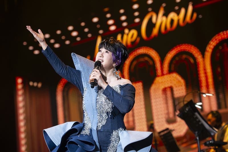 周思潔舉辦個人首場大型演唱會「不晚」。（圖／大大娛樂提供）