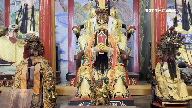 獨／舉63kg偃月刀　關公信徒求籤先試身手