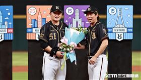 胡金龍引退儀式，統一獅總教練林岳平獻花合影。（圖／記者劉彥池攝影）