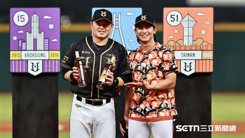 胡金龍引退儀式，統一獅隊長陳傑憲贈送2瓶酒。（圖／記者劉彥池攝影）