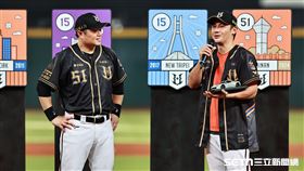 胡金龍引退儀式，統一獅隊友陳鏞基贈送跑車模型。（圖／記者劉彥池攝影）