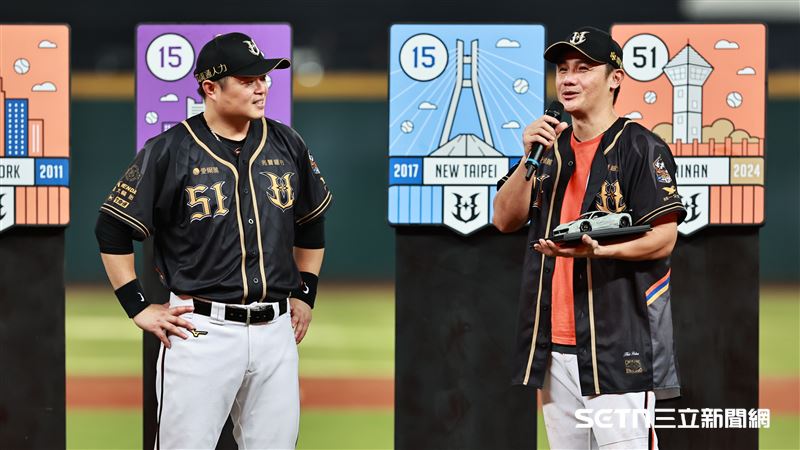 陳鏞基退休禮送跑車模型　胡金龍想要車位