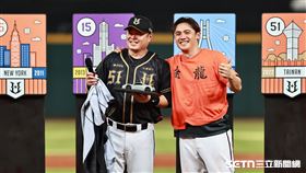 胡金龍引退儀式，統一獅隊友陳鏞基和他合影。（圖／記者劉彥池攝影）