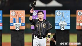 胡金龍引退儀式，脫帽和球迷致意。（圖／記者劉彥池攝影）