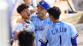 富邦悍將王念好炸裂本季首轟。（圖／富邦悍將提供） 