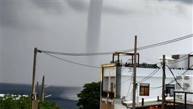 小琉球外海出現壯觀水龍捲觀光勝地小琉球20日傍晚出現巨大水龍捲，距離岸邊不遠，讓目擊民眾皆驚呼連連，紛紛拿起手機拍攝記錄，分享在社群平台。（三姐民宿提供）中央社記者黃郁菁傳真  114年9月20日