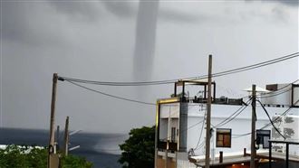 樺加沙來襲　綠島將軍岩外海驚見水龍捲