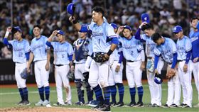 富邦悍將林哲瑄向全場球迷致意。（圖／富邦悍將提供） 