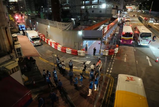 香港當局緊急封路，疏散工地附近居民6000人。（圖／翻攝自南華早報）