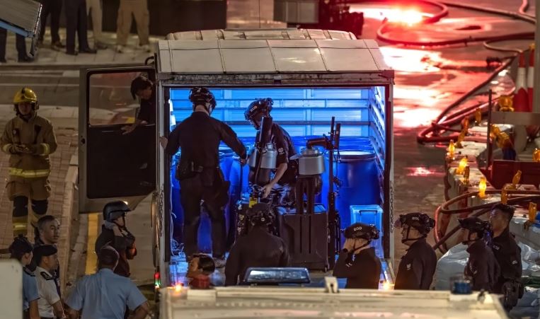 防爆小組連夜拆彈。（圖／翻攝自南華早報）
