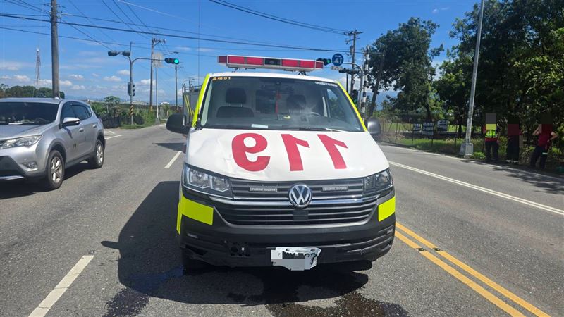 肇事救護車當時正在載送一名患者就醫。（圖／翻攝畫面）