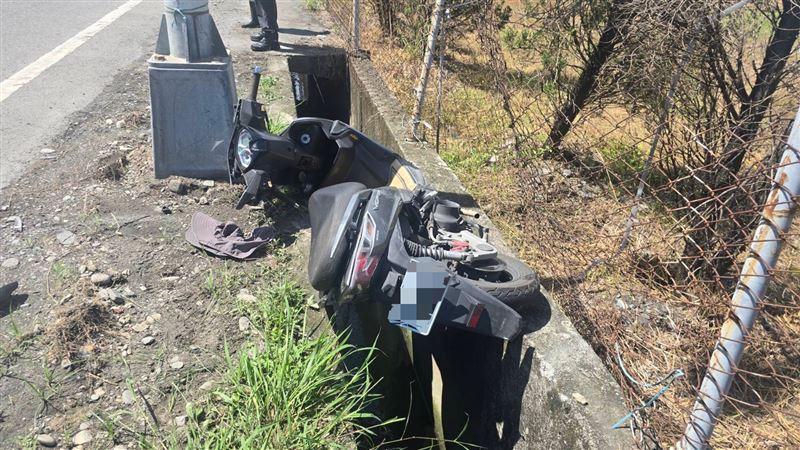 機車被撞上後噴飛到水溝。（圖／翻攝畫面）