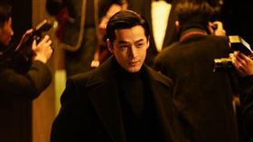 《繁花》重現90年代復古上海，胡歌飾演男主角。（圖／澤東電影、MyVideo提供）