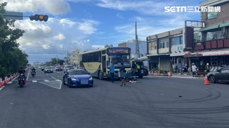 屏東縣恆春鎮南灣路段核三廠前路口前，昨天下午發生嚴重車禍。（圖／翻攝畫面）