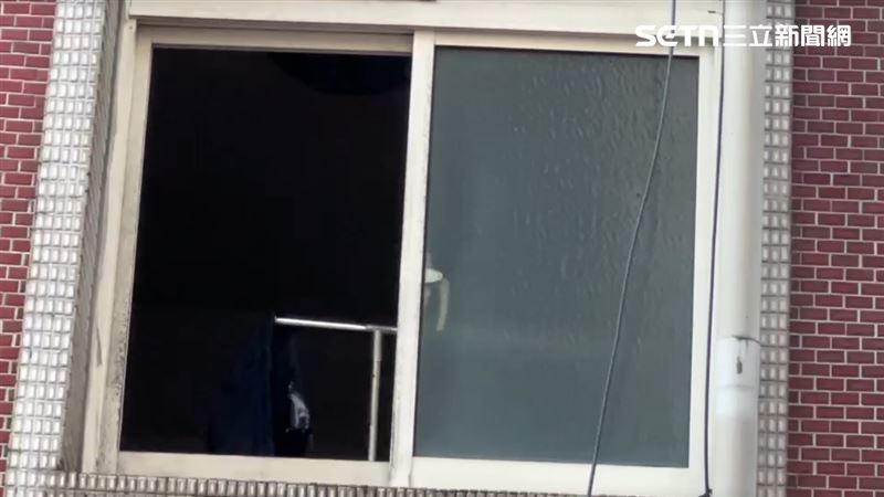消防在2樓臥室發現50歲男子，全身大面積燒燒傷，已無呼吸心跳，緊急送醫搶救。（圖／翻攝畫面）