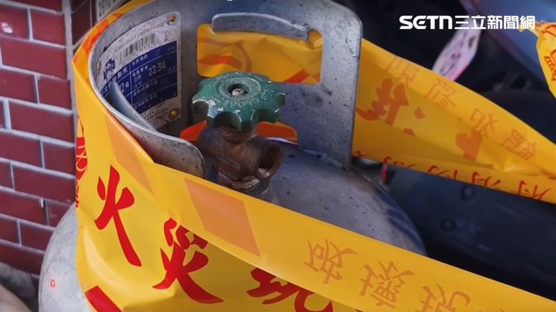 火場搬出2支20公斤瓦斯鋼瓶，都未接管線，其中一桶是開啟狀態。（圖／翻攝畫面）