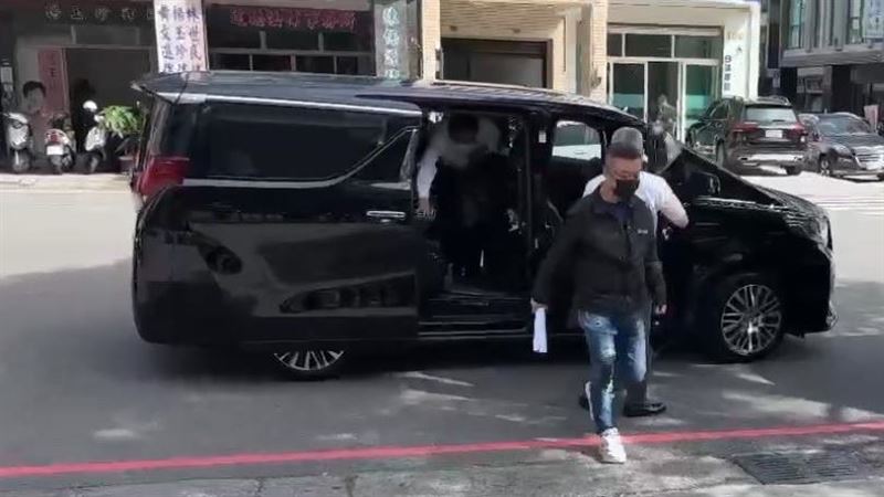 陳的辯護律師表示，陳男的電子腳鐐待機時間甚短，常在起床後就收到「應再充電」的提示。然而，法院又裁定陳男必須在每週二、四、六的上午8點至10點，到派出所報到，這讓陳男陷入「兩難」困境。(圖／翻攝畫面)