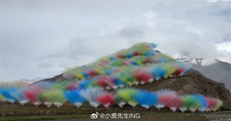 中國知名爆破藝術家蔡國強19日與戶外品牌始祖鳥（ARC&#39;TERYX）合作，在喜馬拉雅山地區施放煙火，並將煙火秀命名為「升龍」。（圖／翻攝自微博）