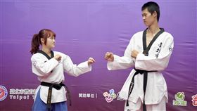 楊長螢（左）、蔡昇良「最萌身高差」對打畫面逗趣。（圖／大會提供）