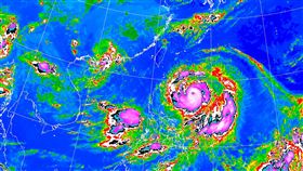 氣象署今（21）天上午發布颱風樺加沙海上颱風警報。（圖／翻攝自氣象署）