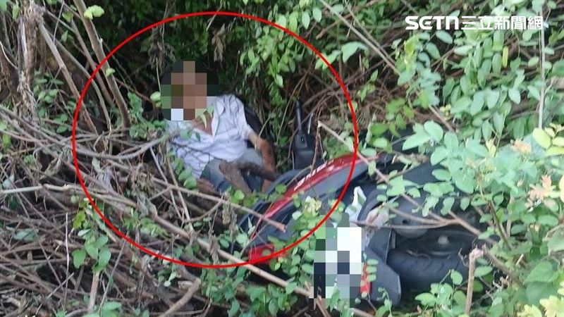 騎機車行經柴山大道，該路段顛簸陡峭，速度一時失控，吳翁下意識急煞，人車噴飛一旁山溝。（圖／翻攝畫面）