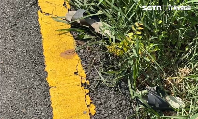 老翁現場遺留一雙藍白拖。（圖／記者黃啟超攝影）