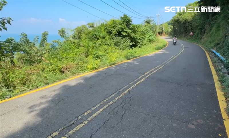 柴山大道陡峭又緊鄰山溝，一不注意就會發生意外。（圖／記者黃啟超攝影）