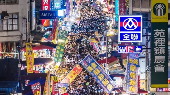 苗栗苑裡一年一度的鬼門關夜市，相當熱鬧。（圖／TNT Fly 天際空中攝影有限公司授權提供）