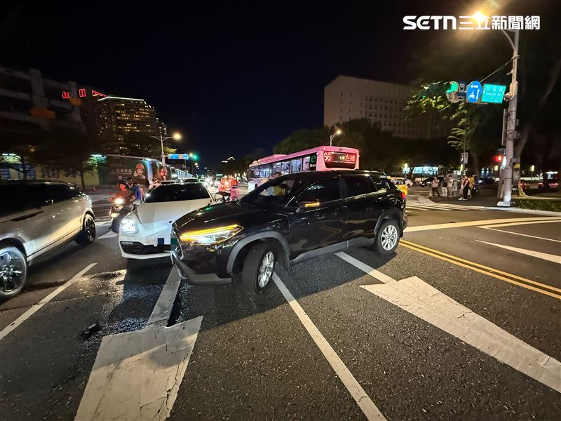 北市孫男行經松壽路及松智路口迴轉時發生事故。（圖／翻攝畫面）