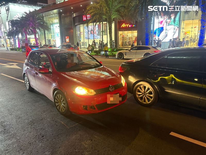 北市張女行經松壽時變換車道，造成3車連環事故。（圖／翻攝畫面）