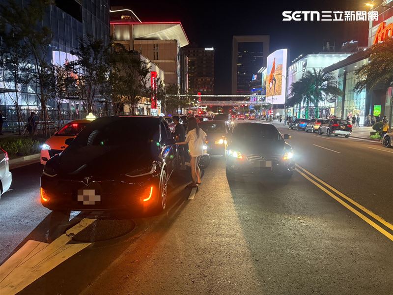 北市張女行經松壽時變換車道，造成3車連環事故。（圖／翻攝畫面）