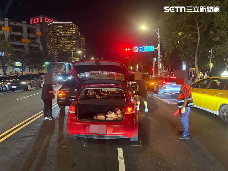 北市張女行經松壽時變換車道，造成3車連環事故。（圖／翻攝畫面）