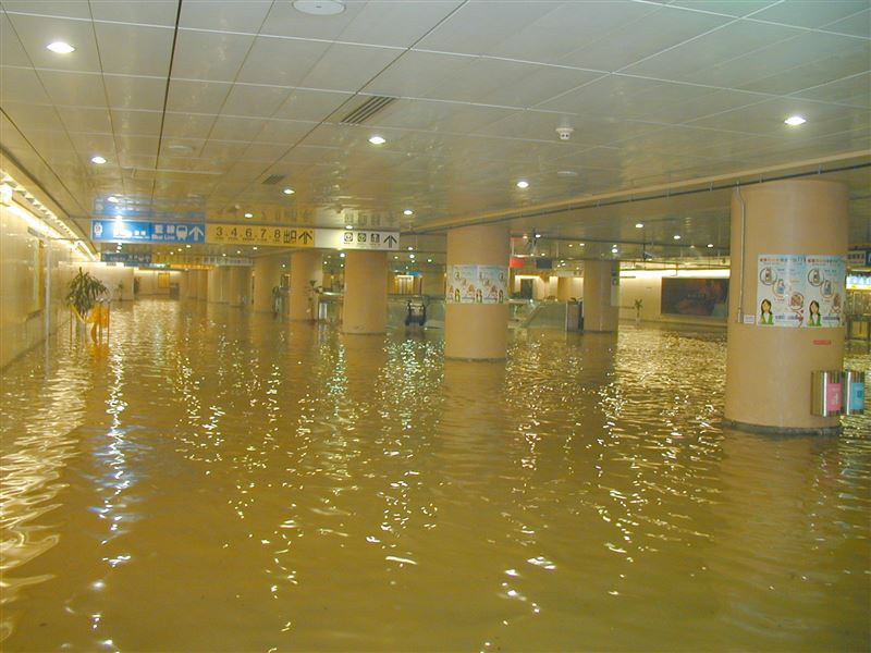 台北捷運回想起2001年9月17日，納莉颱風挾帶豪雨侵襲，造成台北捷運史上最嚴重災情。（圖／翻攝北捷粉專）