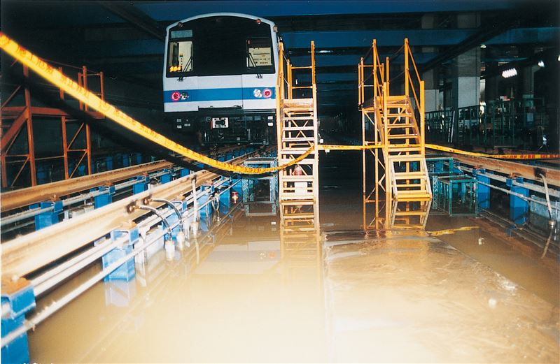 台北捷運回想起2001年9月17日，納莉颱風挾帶豪雨侵襲，造成台北捷運史上最嚴重災情。（圖／翻攝北捷粉專）