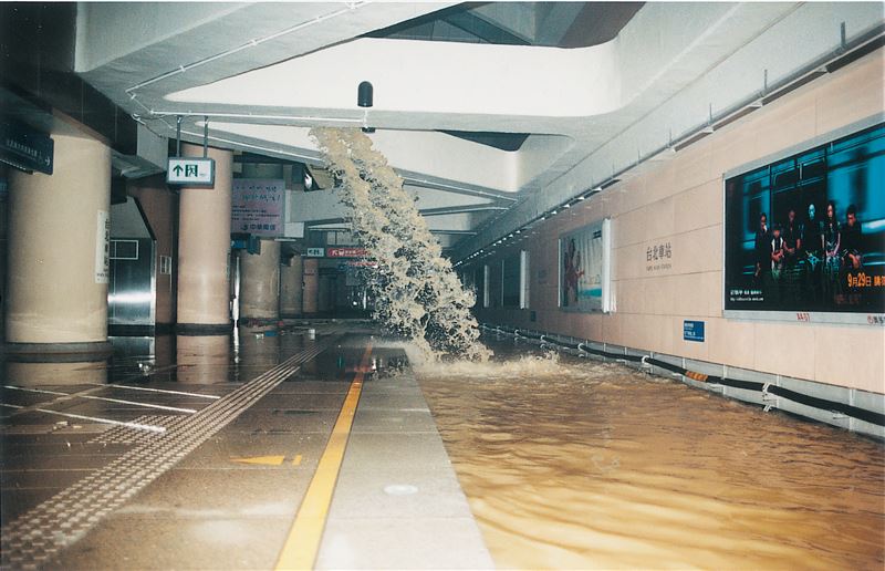 台北捷運回想起2001年9月17日，納莉颱風挾帶豪雨侵襲，造成台北捷運史上最嚴重災情。（圖／翻攝北捷粉專）